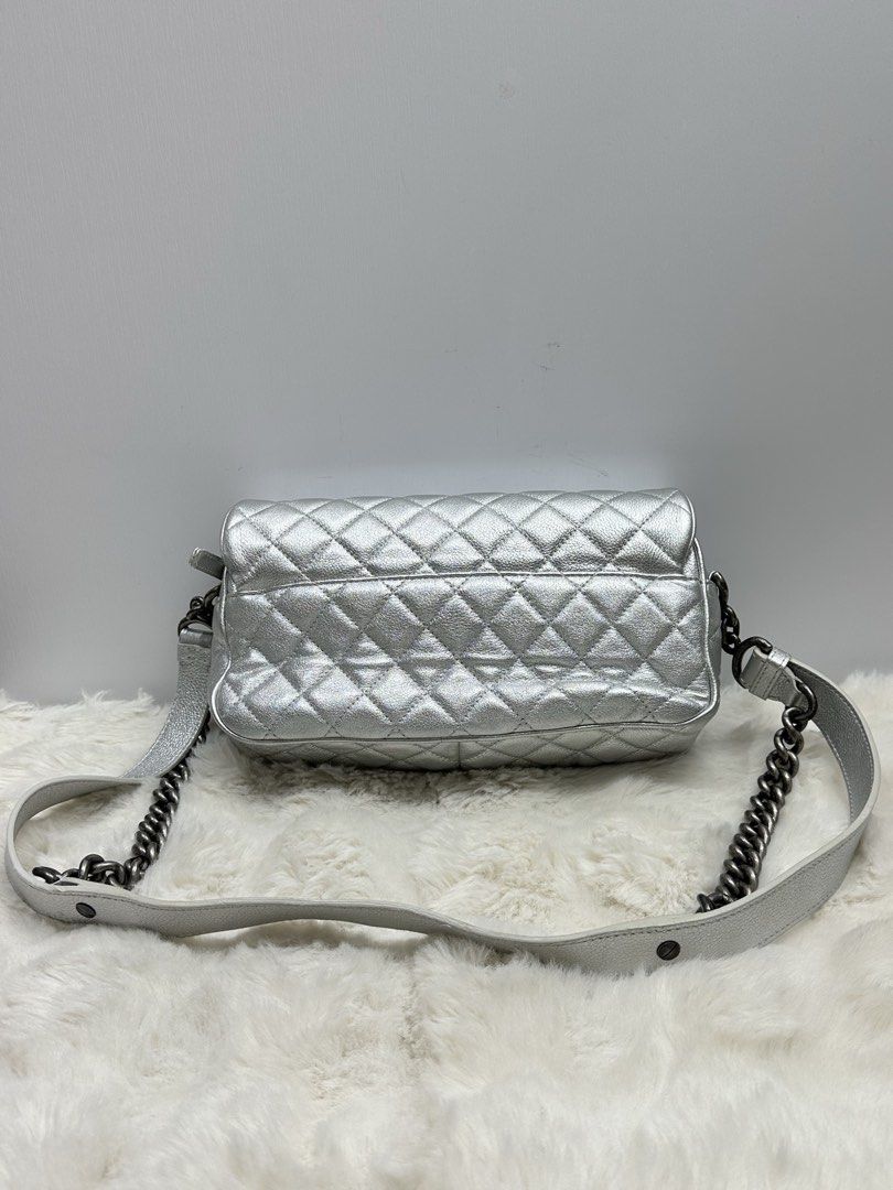👜Chanel Classic Flap Quilted Crossbody Bag Space Silver Leather Series No 22**** Size 26*9*15cm 香奈兒 太空銀色寬肩帶cf機場包 季節款 翻蓋鏈條相機包 22開 尺寸26*9*15cm （分類：手袋及銀包）位於 Hong Kong。 由 bk_luxury 提交（商品編號 1461117165，圖片 3）。簡介： 👜Chanel Classic Flap Quilted Crossbody Bag Space Silver Leather Series No 22**** Size 26*9*15cm 香奈兒 太空銀色寬肩帶cf機場包 季節款 翻蓋鏈條相機包 22開 尺寸26*9*15cm 🛜有意者，請私訊 Feel free to contact us should you have any queries ✅100%正品，任驗/陪驗 100% original 💫香港金鐘注冊實體店