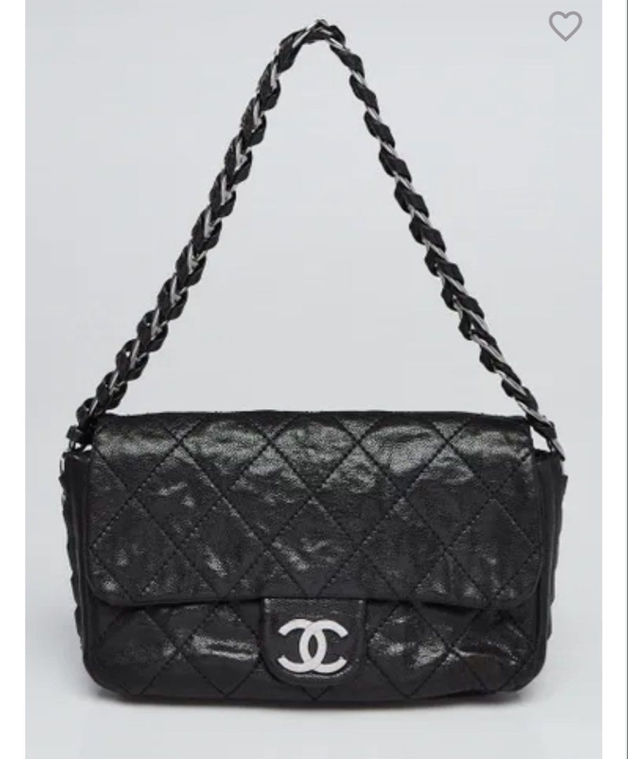 Chanel Black Quilted Leather Modern Chain Flap Bag （分類：手袋及銀包）位於 Hong Kong。 由 mumbletoes 提交（商品編號 1461238374，圖片 3）。簡介： Authentic Chanel Glazed Caviar Quilted Medium Modern Chain Flap bag. Black calfskin leather with diamond quilting. Thick chain strap threaded with leather. Front aged ruthenium CC logo. Magnetic closure. Silver leather interior with zip and patch pocket. Year: 2007. Measurements: 10” L x 2.25” W x 6” H Comes with sticker. Priced to