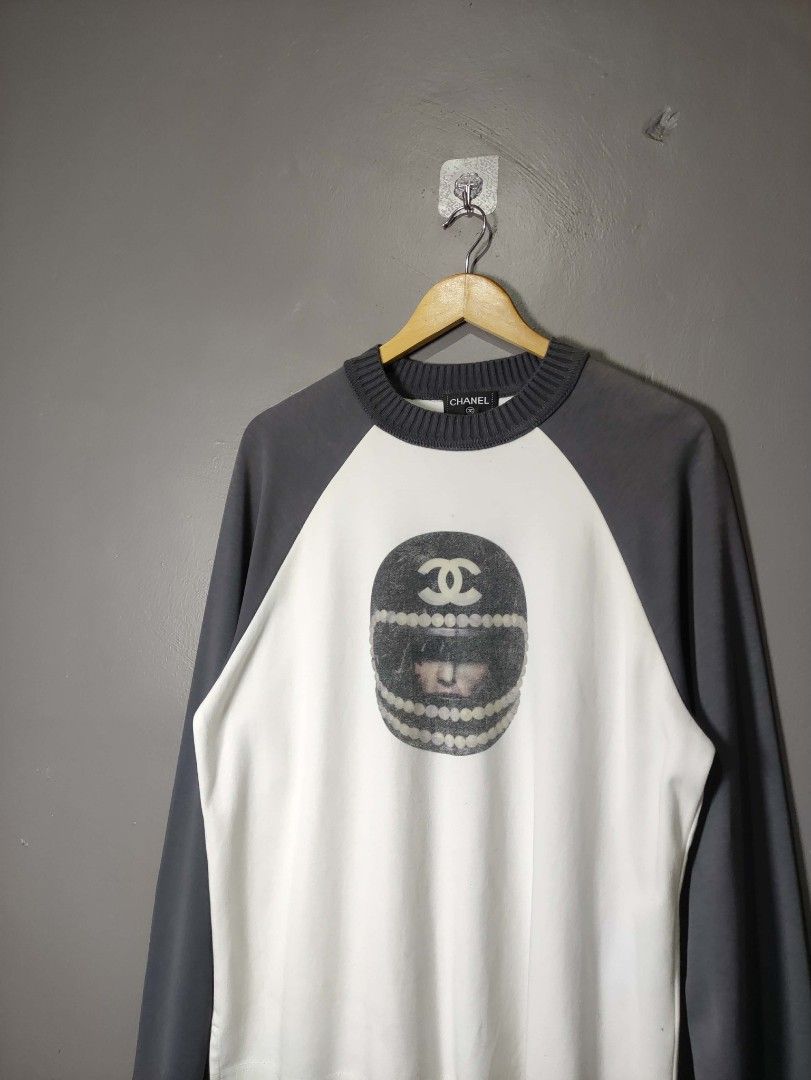 Chanel Dylan Egon (Category: Luxury Apparel) located in Batangas. Submitted by andifits.ph (Listing ID 1461190712, Image 2). Description: - Size: S "22 x 26" - Unique logo print - Color: White body, black sleeves and collar - Need wash. - Made in Italy - Material: 100% cotton.