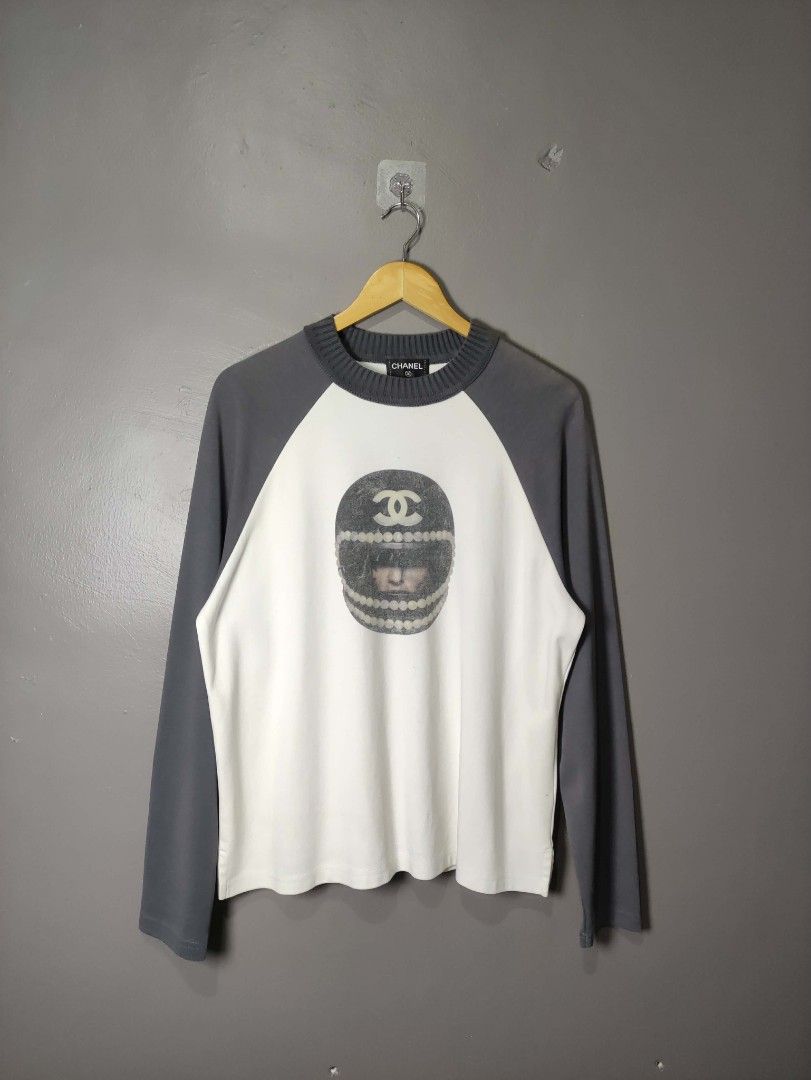 Chanel Dylan Egon (Category: Luxury Apparel) located in Batangas. Submitted by andifits.ph (Listing ID 1461190712, Image 1). Description: - Size: S "22 x 26" - Unique logo print - Color: White body, black sleeves and collar - Need wash. - Made in Italy - Material: 100% cotton.