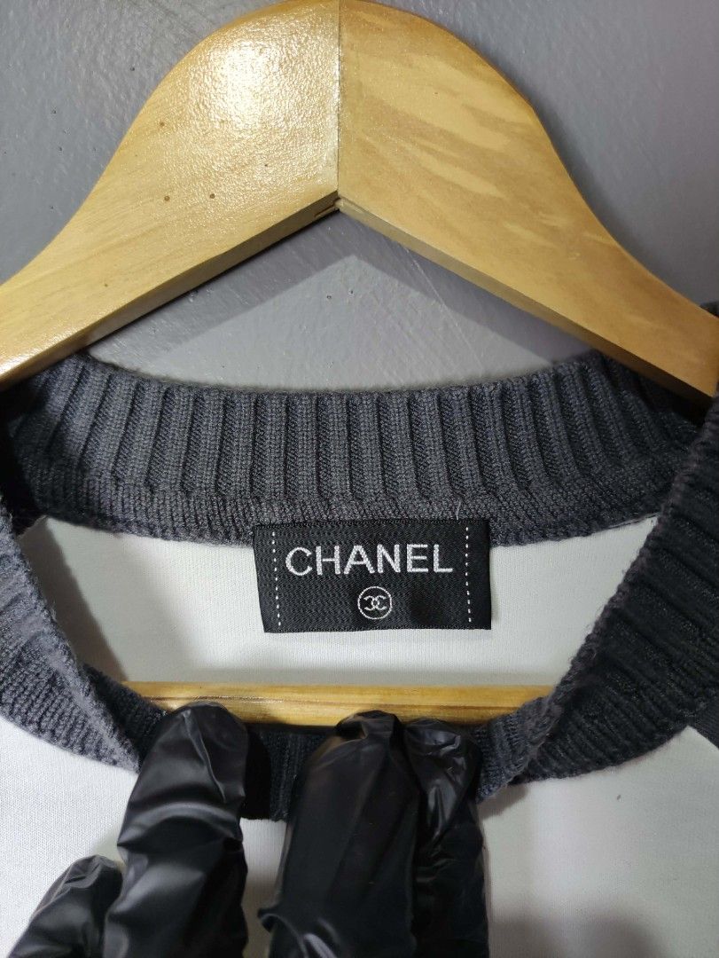 Chanel Dylan Egon (Category: Luxury Apparel) located in Batangas. Submitted by andifits.ph (Listing ID 1461190712, Image 3). Description: - Size: S "22 x 26" - Unique logo print - Color: White body, black sleeves and collar - Need wash. - Made in Italy - Material: 100% cotton.