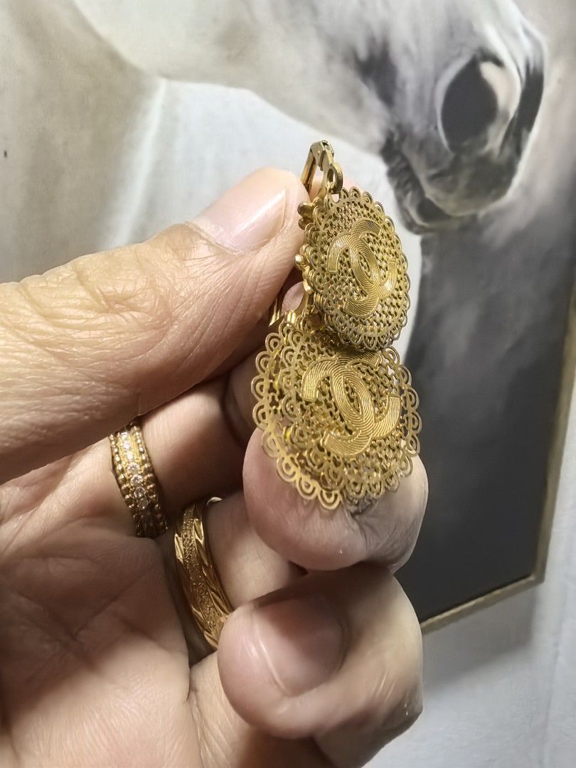 Chanel earing (Category: Luxury Accessories) located in Baguio. Submitted by ashzachary (Listing ID 1461272268, Image 3). Description: Chanel earing Condition :Excellent condition Color rate 10/10 No issues No flaws Super ganda sa personal Pm. More details Good quality Plsss 📌No Bogus 📌No return MOP What you see is what you get PALAWAN, CEBUNA GCASH AND BDO Reminder😊 We're selling thrifted clothes so please manage you expectations All item nee