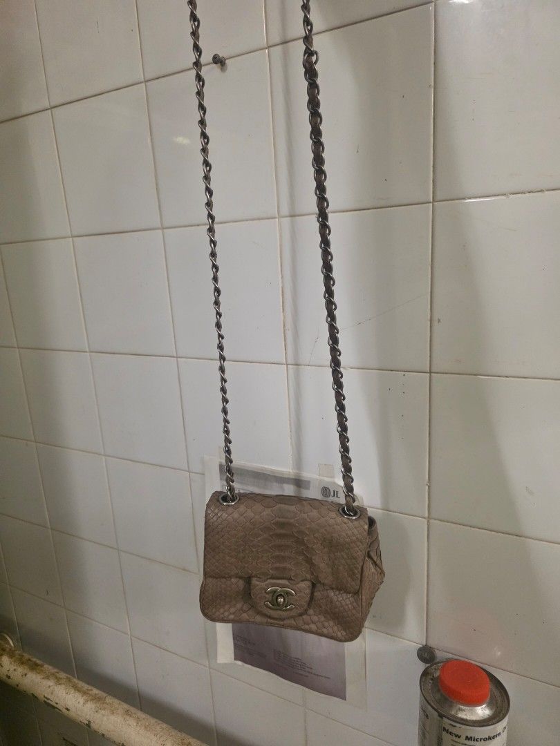 Chanel Python Skin Flap Bag （分類：手袋及銀包）位於 Hong Kong。 由 naazimmahmood28 提交（商品編號 1461164916，圖片 1）。簡介： Selling a Chanel flap bag. Made from python skin. Silver chain strap. Classic CC logo clasp. Small size, good for essentials. Great for nights out or special occasions.。