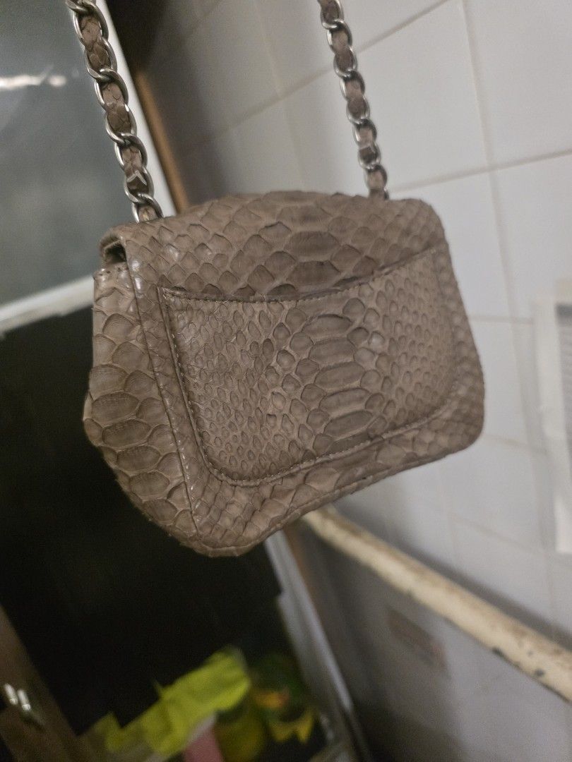 Chanel Python Skin Flap Bag （分類：手袋及銀包）位於 Hong Kong。 由 naazimmahmood28 提交（商品編號 1461164916，圖片 3）。簡介： Selling a Chanel flap bag. Made from python skin. Silver chain strap. Classic CC logo clasp. Small size, good for essentials. Great for nights out or special occasions.。