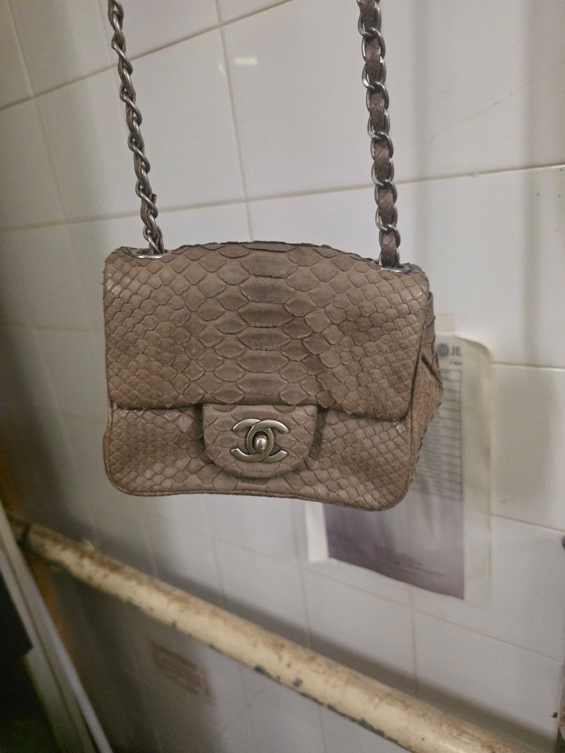 Chanel Python Skin Flap Bag （分類：手袋及銀包）位於 Hong Kong。 由 naazimmahmood28 提交（商品編號 1461164916，圖片 2）。簡介： Selling a Chanel flap bag. Made from python skin. Silver chain strap. Classic CC logo clasp. Small size, good for essentials. Great for nights out or special occasions.。