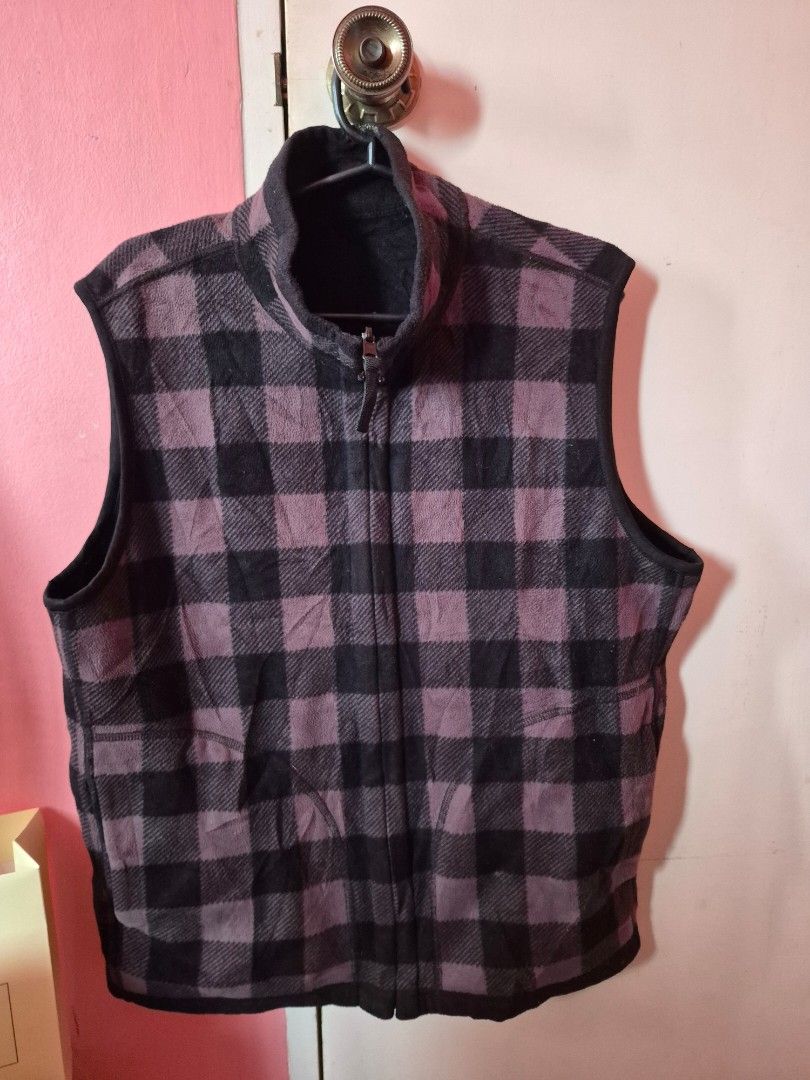 Checkered Fleece Vest (Category: Vests) located in Bulacan. Submitted by mrk_mdl (Listing ID 1461140183, Image 1). Description: - Cozy checkered fleece vest - Zipper front closure - Ideal for layering - Perfect for cooler weather - Soft and comfortable material - Easy to wear over shirts or sweaters.