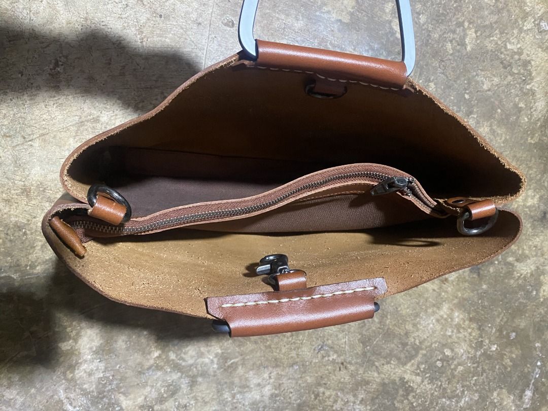 Citizen Nomade Mila Bag (Category: Sling Bags) located in Taytay. Submitted by fromdoolig (Listing ID 1461269635, Image 3). Description: Citizen Nomade Mila Bag Excellent to New Condition 100% Cow Leather Healthy Leather Color: Tan Product Description: Minimalist shape Clip closure Fixed zippered bag in the centre to compartmentalise Internal pockets for quick access Pewter hardware Hand-stitched detail Fixed steel handles Adjustable strap Dimens