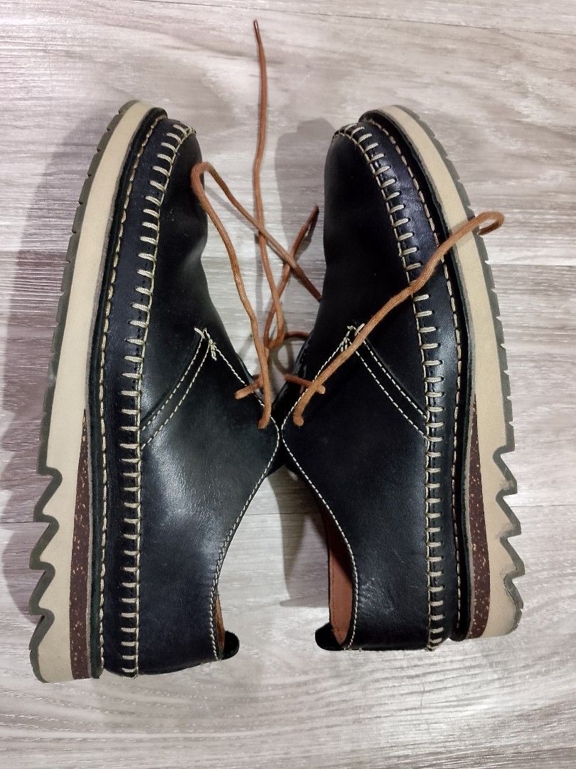 CLARKS MEN'S CASUAL SHOES (Category: Casual Shoes) located in Caloocan City. Submitted by pvaliao (Listing ID 1461224083, Image 3). Description: A pair of black brown leather Clarks casual loafer shoes with contrast stitching and brown laces. Preloved.