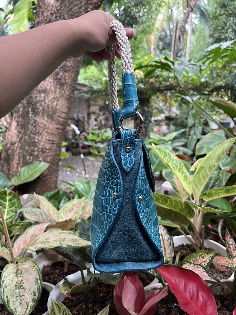 Claudia Firenze y2k bohemian bag (Category: Shoulder Bags) located in Dapitan. Submitted by gelbread (Listing ID 1461237012, Image 3). Description: 👜 PRODUCT DETAILS: • Brand: Claudia Firenze (Authentic Italian Heritage Brand) • Origin: Made in Italy • Material: High-quality, thick Genuine Leather with a striking Crocodile-Embossed base and zipper trim. • Strap: Beautifully unique interwoven rope-style shoulder strap. • Hardware: Premium silver-