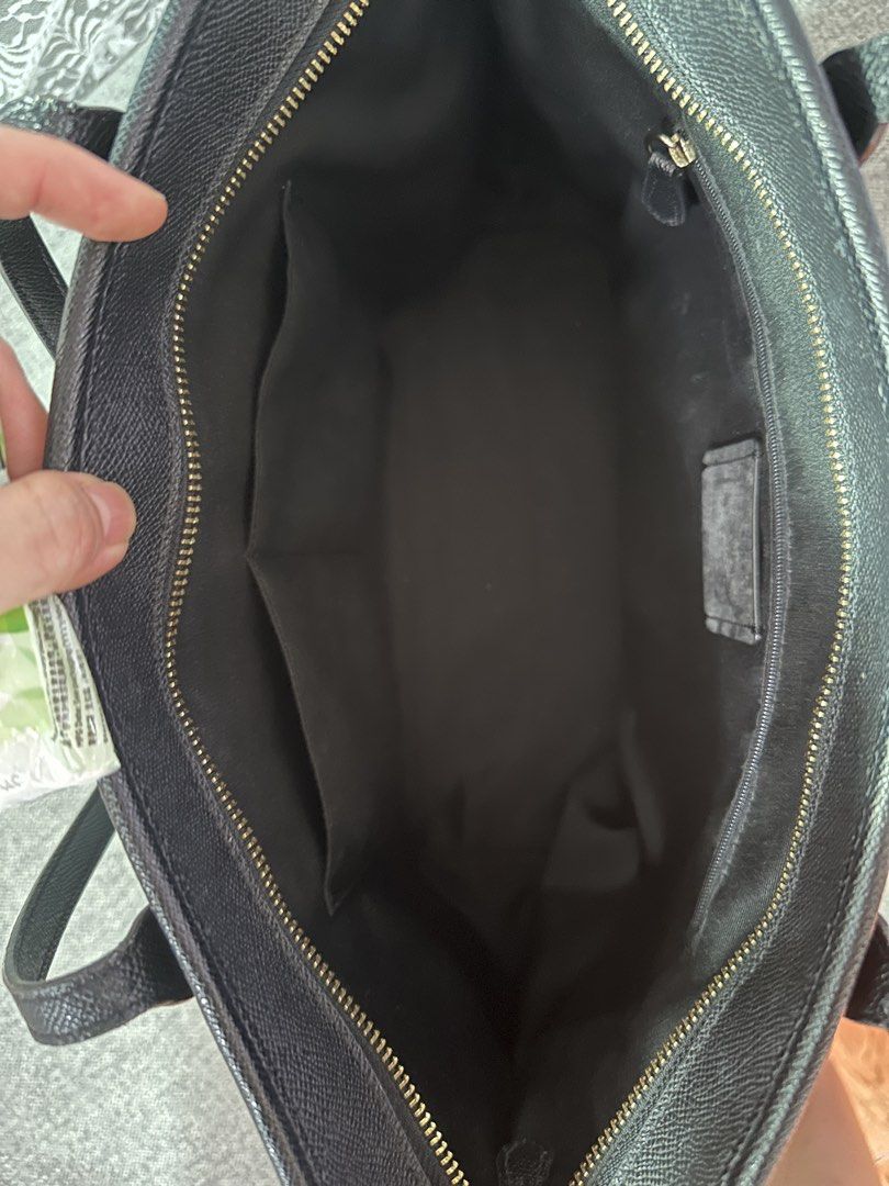 Coach黑色手袋 超實用 （分類：手袋及銀包）位於 Hong Kong。 由 isbelle_cheung 提交（商品編號 1461204831，圖片 3）。簡介： Coach黑色手袋真係超實用黑色經典又百搭，咩場合用都得袋身係荔枝紋皮革，手感好好，而且好襟用入面空間好大，間隔都幾實用，放得落好多嘢，返工返學或者日常出街都啱晒袋上面嘅Coach金屬logo同埋吊牌都好有質感，整體設計簡約得嚟又唔失大牌風範袋況幾好，絕對係一個性價比高嘅選擇。