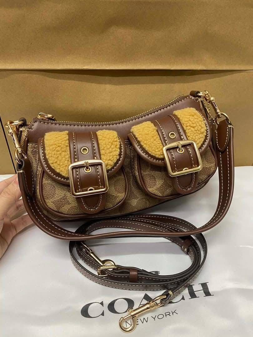 Coach Ashton Baguette (Category: Shoulder Bags) located in Binan City. Submitted by pinkykeenshop (Listing ID 1461280942, Image 1). Description: .