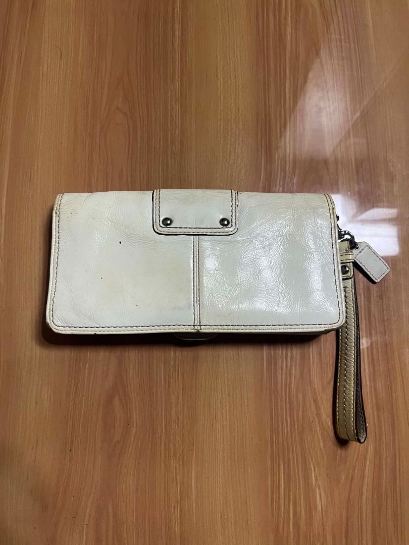 Coach Bleecker Patent Leather Flap Large Wristlet (Category: Purses & Pouches) located in Manila. Submitted by senggggg. (Listing ID 1461302281, Image 3). Description: good condition working zip minimal sign of use and dirt need wash .