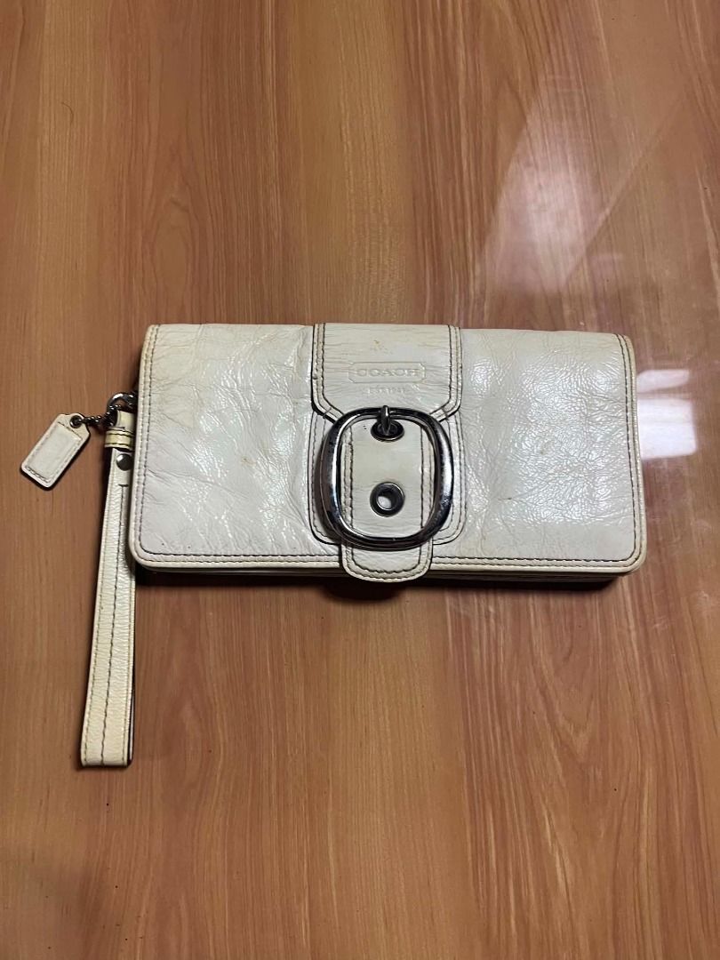 Coach Bleecker Patent Leather Flap Large Wristlet (Category: Purses & Pouches) located in Manila. Submitted by senggggg. (Listing ID 1461302281, Image 2). Description: good condition working zip minimal sign of use and dirt need wash .