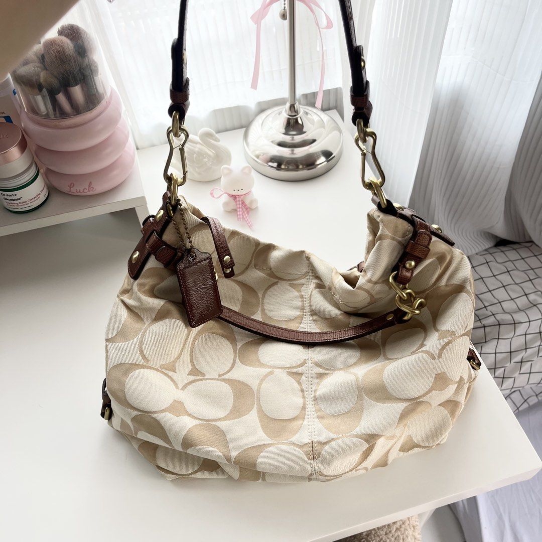 Coach Brooke Sateen Shoulder Bag (Category: Luxury Bags & Wallets) located in Bugallon. Submitted by strawberrymatchax29 (Listing ID 1461119822, Image 2). Description: READ THE DESCRIPTION FIRST ⚠️ - Issue: Has some stains - Can fit a 11-inch laptop - Very spacious - RFS: I don’t use it anymore Location: Pangasinan MOD: J&T MOP: Bank Transfer (BDO/Maribank).