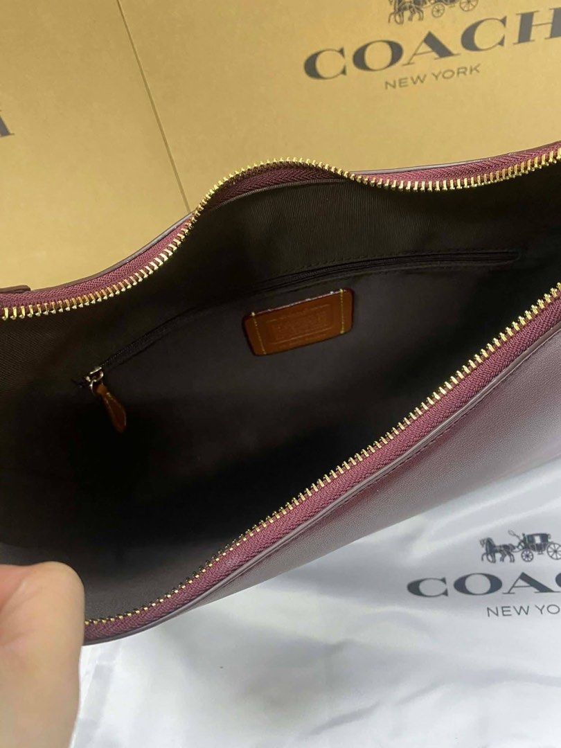 Coach Ella Hobo (Category: Shoulder Bags) located in Binan City. Submitted by pinkykeenshop (Listing ID 1461279818, Image 3). Description: .
