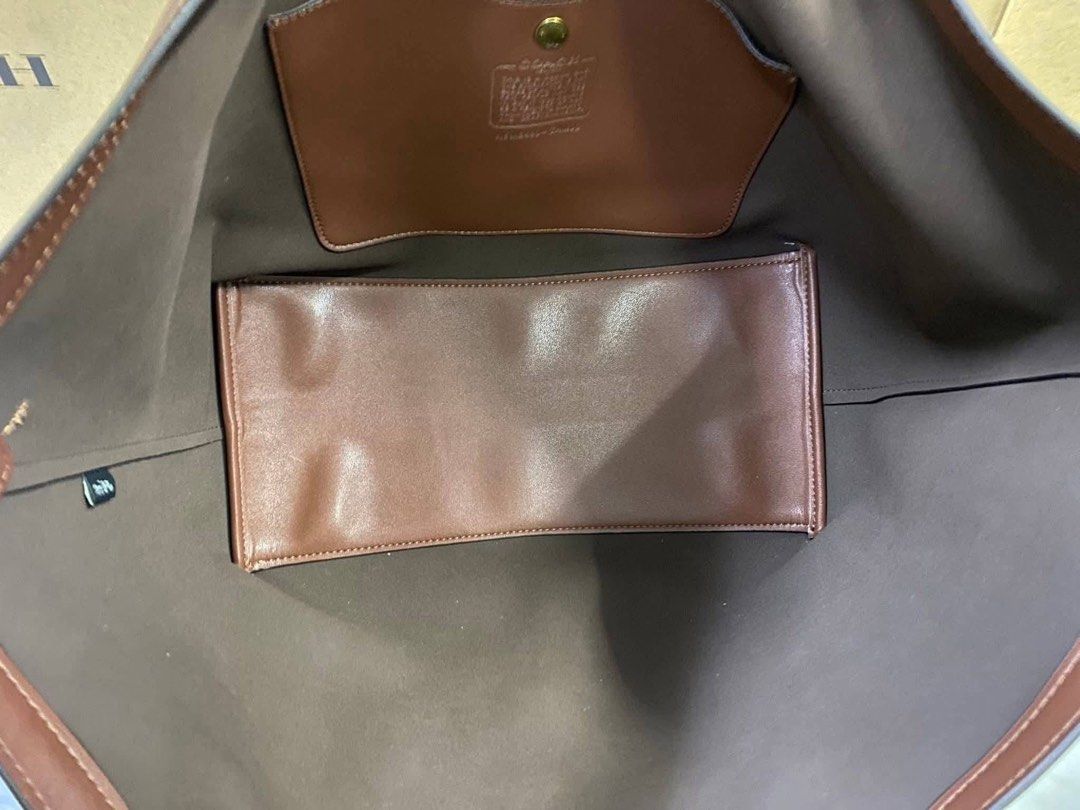 Coach Gramercy Tote (Category: Shoulder Bags) located in Binan City. Submitted by pinkykeenshop (Listing ID 1461284880, Image 2). Description: .