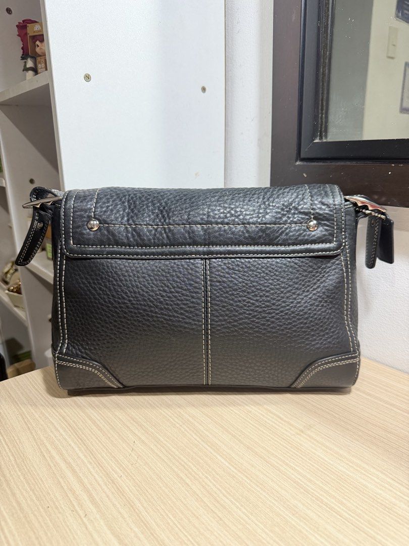 COACH Hampton Turnlocn Bag (Category: Shoulder Bags) located in Manila. Submitted by bln.preloved (Listing ID 1461157724, Image 3). Description: - may stain lang sa creed but the rest is good - long strap - large size na sya I think.