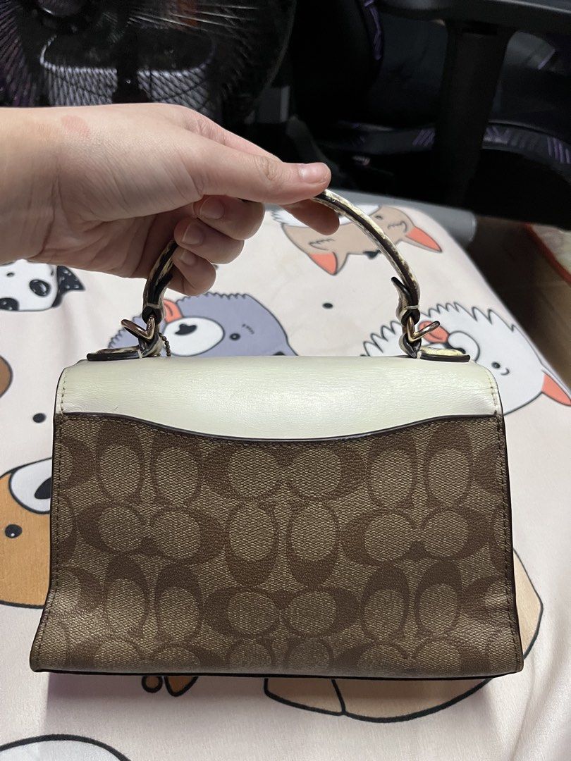 coach hand bag with sling (Category: Luxury Bags & Wallets) located in Manila. Submitted by strawberikiss (Listing ID 1461243714, Image 2). Description: - with sling - flaws shown in the picture with minimal signs of usage.