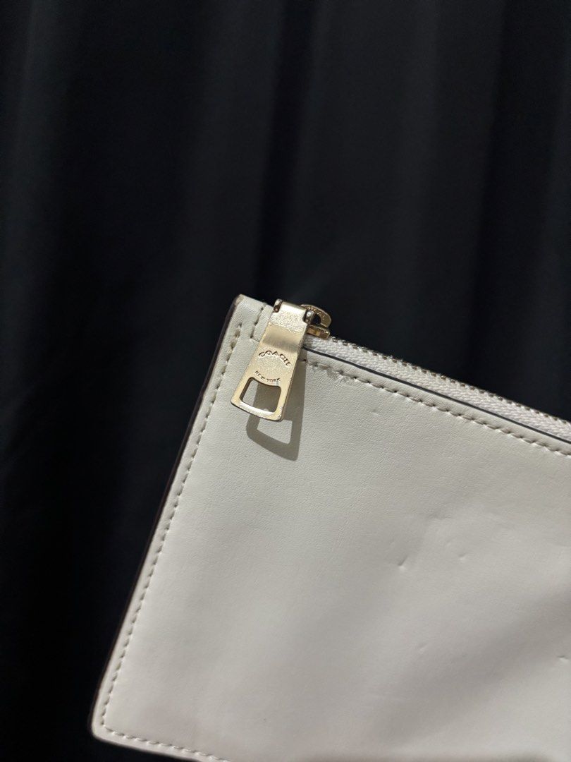 Coach Leather Pouch Wallet (Category: Wallets & Card holders) located in Dipolog. Submitted by yougot.thrifted (Listing ID 1461292693, Image 3). Description: Authentic No flaws Excellent to new 9/10 overall condition Sobrang ganda nito!.