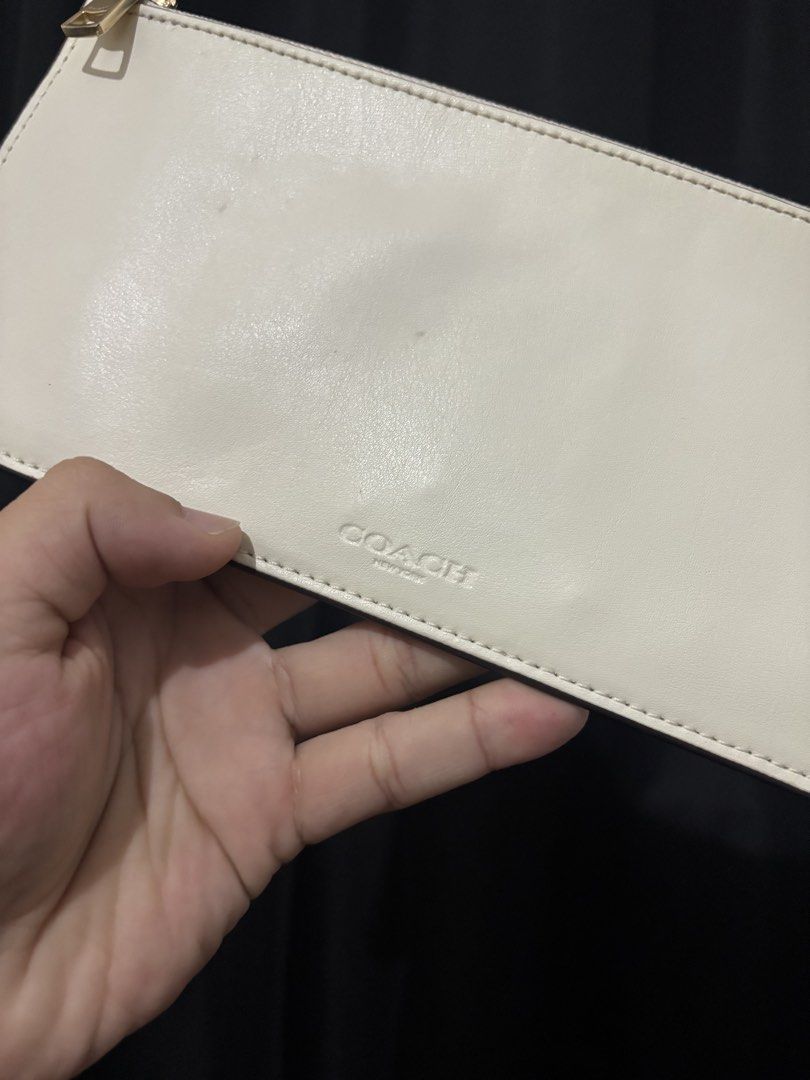 Coach Leather Pouch Wallet (Category: Wallets & Card holders) located in Dipolog. Submitted by yougot.thrifted (Listing ID 1461292693, Image 2). Description: Authentic No flaws Excellent to new 9/10 overall condition Sobrang ganda nito!.