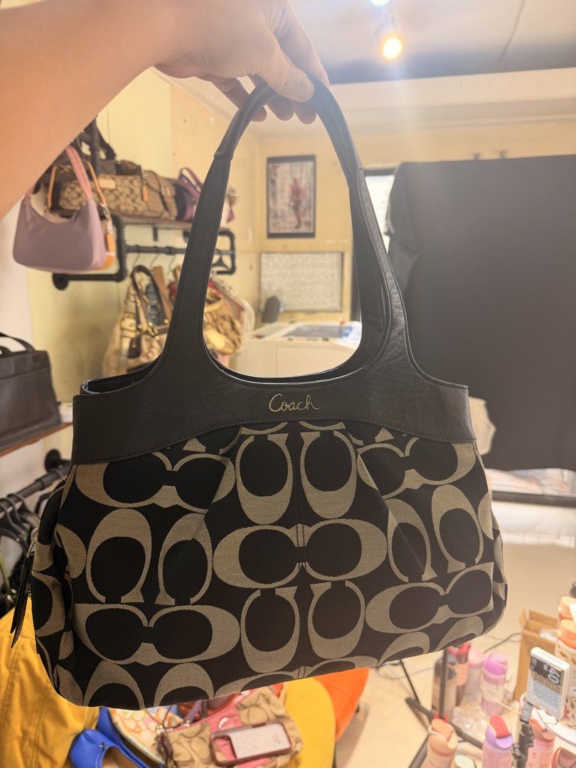Coach Lexi (Category: Shoulder Bags) located in Quezon City. Submitted by julia.flower (Listing ID 1461152408, Image 1). Description: .