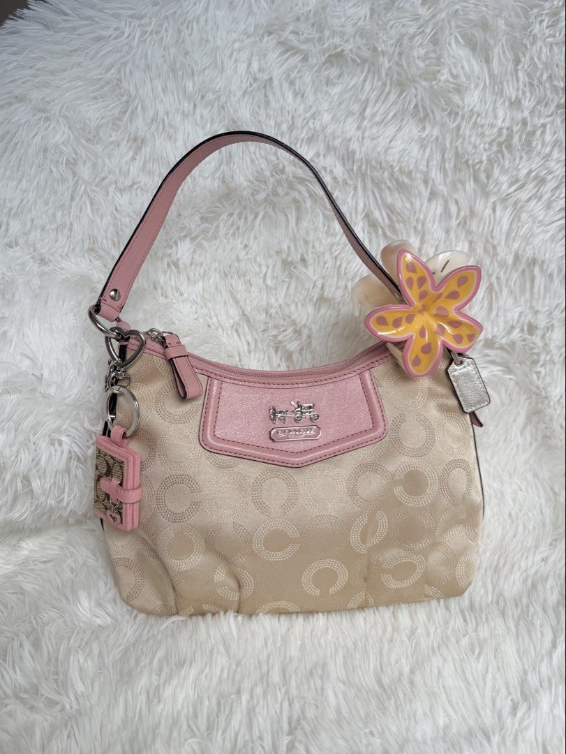 Coach Madison (Category: Luxury Bags & Wallets) located in Pavia. Submitted by kris0025 (Listing ID 1461131443, Image 1). Description: Coach Madison pink & Tan RANK S will send more pictures via pm to avoid being used for scams charms not included .