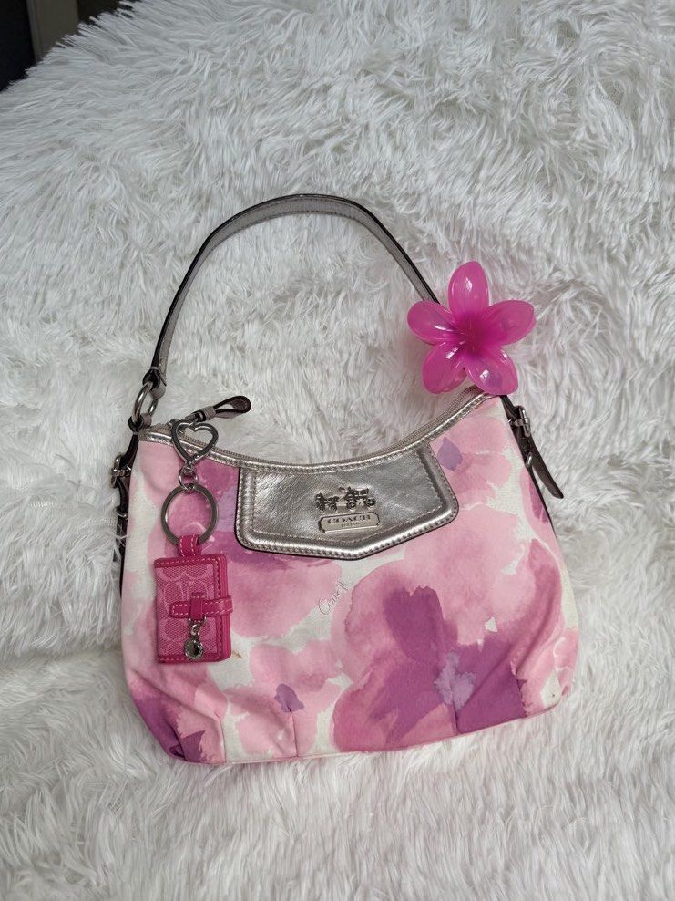 Coach Madison (Category: Luxury Bags & Wallets) located in Pavia. Submitted by kris0025 (Listing ID 1461130991, Image 1). Description: This is a beautiful and rare floral madison RANK S will send photos via pm to avoid being used for scams charms not included .