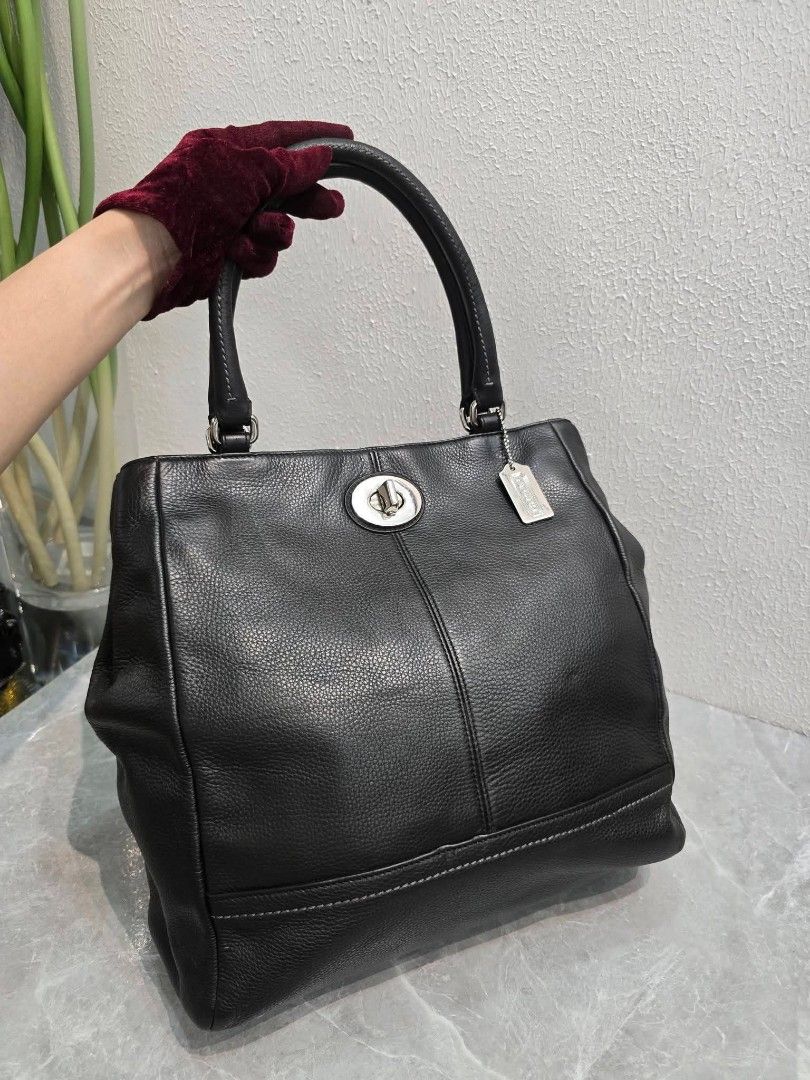 Coach Park Leather Carryall Tote Bag (Category: Tote Bags) located in Manila. Submitted by ej.collections (Listing ID 1461226892, Image 3). Description: NEGOTIABLE PRICE ALL ITEMS ARE ONHAND 💯 GUARANTEED AUTHENTIC MONEY BACK IF PROVEN FAKE •Size: Medium •Condition: Excellent •Inclusion: Bag only with generic dustbag •Plus shipping fee •Local & international shipment 📍Loc. Davao City.