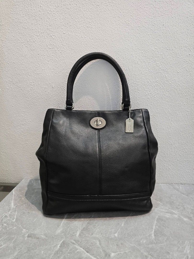 Coach Park Leather Carryall Tote Bag (Category: Tote Bags) located in Manila. Submitted by ej.collections (Listing ID 1461226892, Image 1). Description: NEGOTIABLE PRICE ALL ITEMS ARE ONHAND 💯 GUARANTEED AUTHENTIC MONEY BACK IF PROVEN FAKE •Size: Medium •Condition: Excellent •Inclusion: Bag only with generic dustbag •Plus shipping fee •Local & international shipment 📍Loc. Davao City.