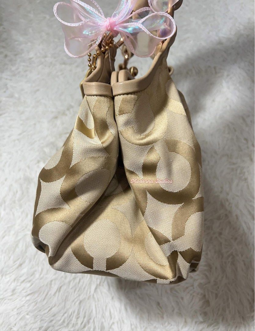 Coach parker optic art kisslock (Category: Luxury Bags & Wallets) located in San Fernando. Submitted by curatedfinds_ (Listing ID 1461239036, Image 3). Description: SALE! Before 3,499 auth vintage, med-large size condition: 8/10 dimension: approximately 15 x 8.5 inches minimal dirts inside & minimal signs of use kindly see detailed pics, overall good cond!.