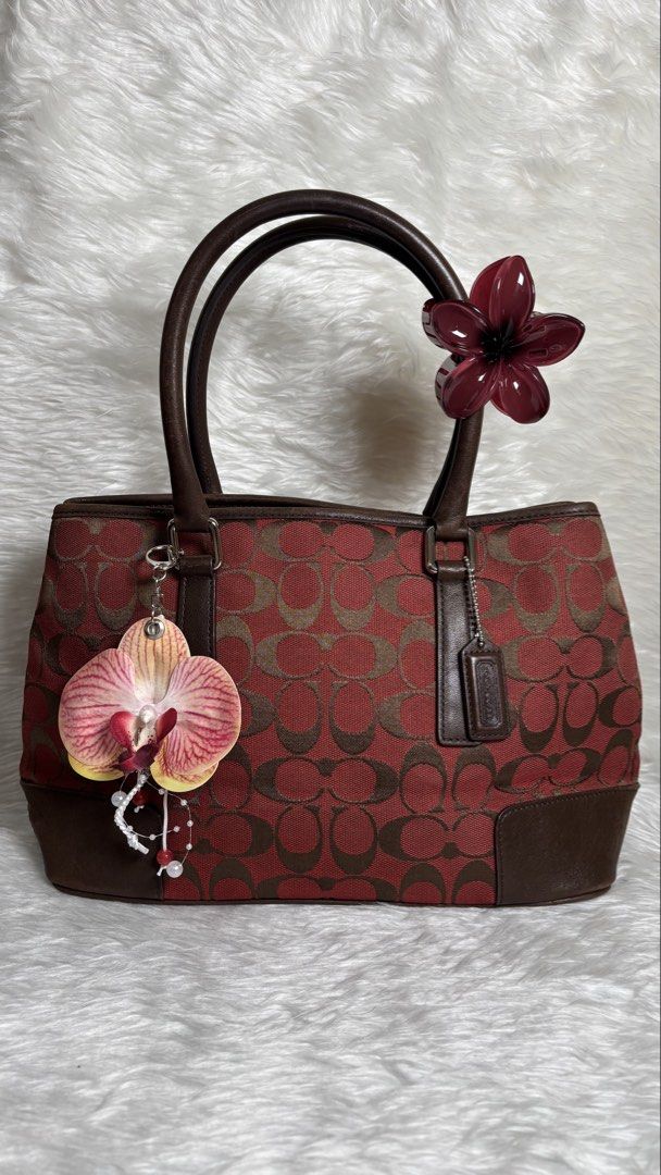 Coach Signature Canvas Tote Bag (Category: Shoulder Bags) located in Manila. Submitted by vintage_og_bagash (Listing ID 1461163586, Image 1). Description: ❤️🤎 BURGUNDY + BROWN = RICH GIRL VIBES. 😮‍💨✨ Vintage Coach Signature Tote — ang classy, sis! 👜 Minimal scratches lang. Still super gorg! 📩 DM to claim!.