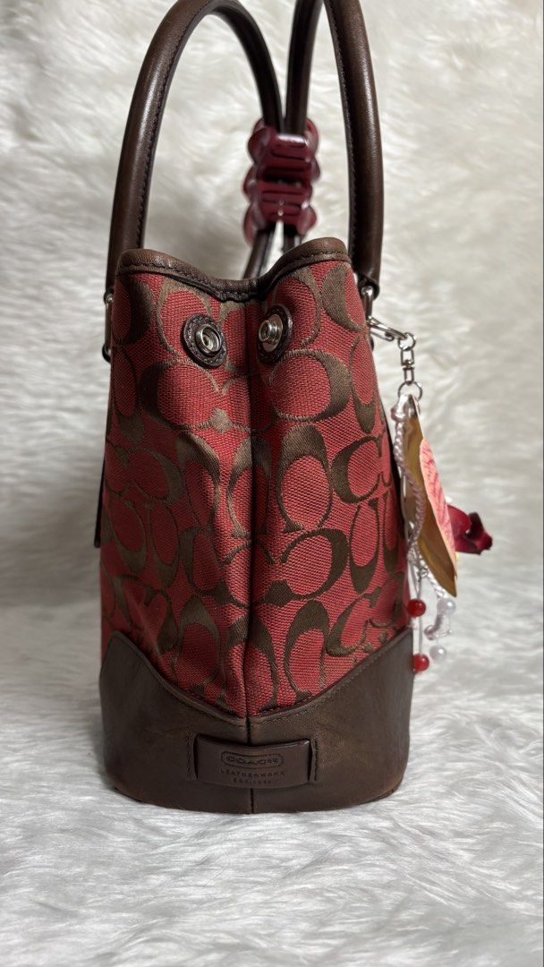 Coach Signature Canvas Tote Bag (Category: Shoulder Bags) located in Manila. Submitted by vintage_og_bagash (Listing ID 1461163586, Image 3). Description: ❤️🤎 BURGUNDY + BROWN = RICH GIRL VIBES. 😮‍💨✨ Vintage Coach Signature Tote — ang classy, sis! 👜 Minimal scratches lang. Still super gorg! 📩 DM to claim!.