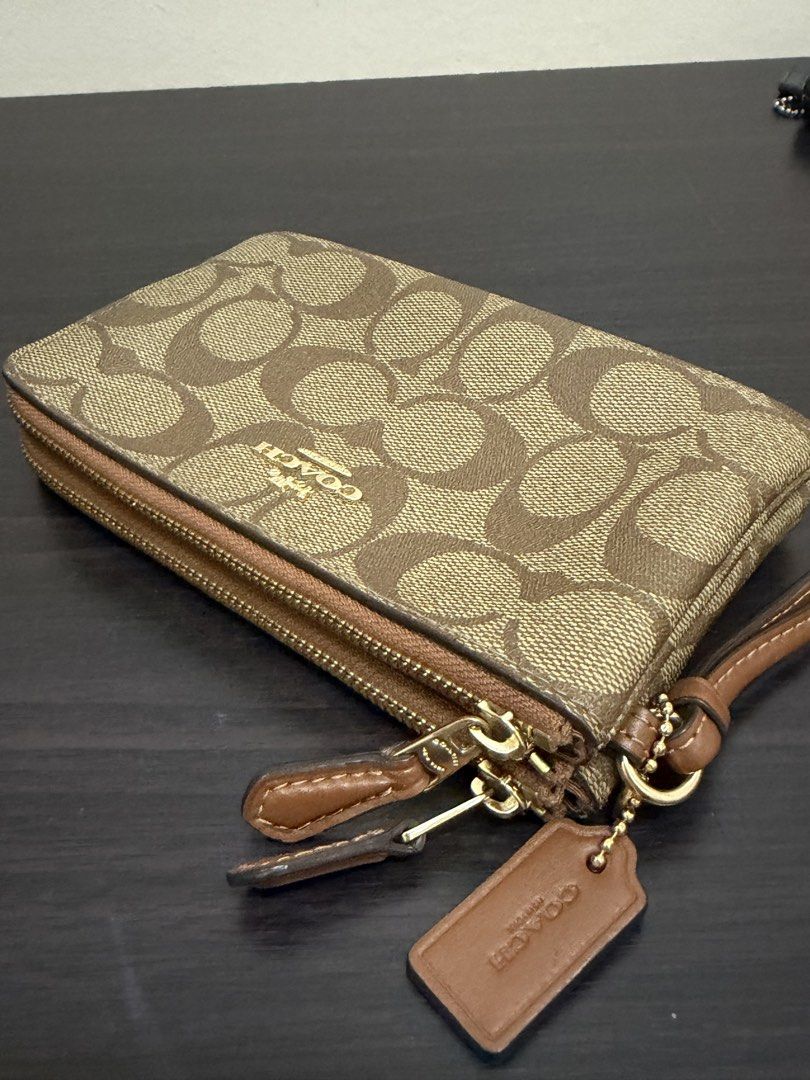 Coach Signature double corner zip wristlet (Category: Luxury Bags & Wallets) located in Davao. Submitted by kayax09 (Listing ID 1461133977, Image 3). Description: .