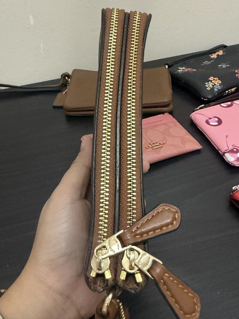 Coach Signature double corner zip wristlet (Category: Luxury Bags & Wallets) located in Davao. Submitted by kayax09 (Listing ID 1461133977, Image 2). Description: .