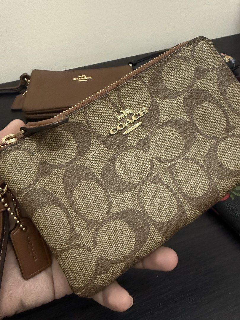 Coach Signature double corner zip wristlet (Category: Luxury Bags & Wallets) located in Davao. Submitted by kayax09 (Listing ID 1461133977, Image 1). Description: .