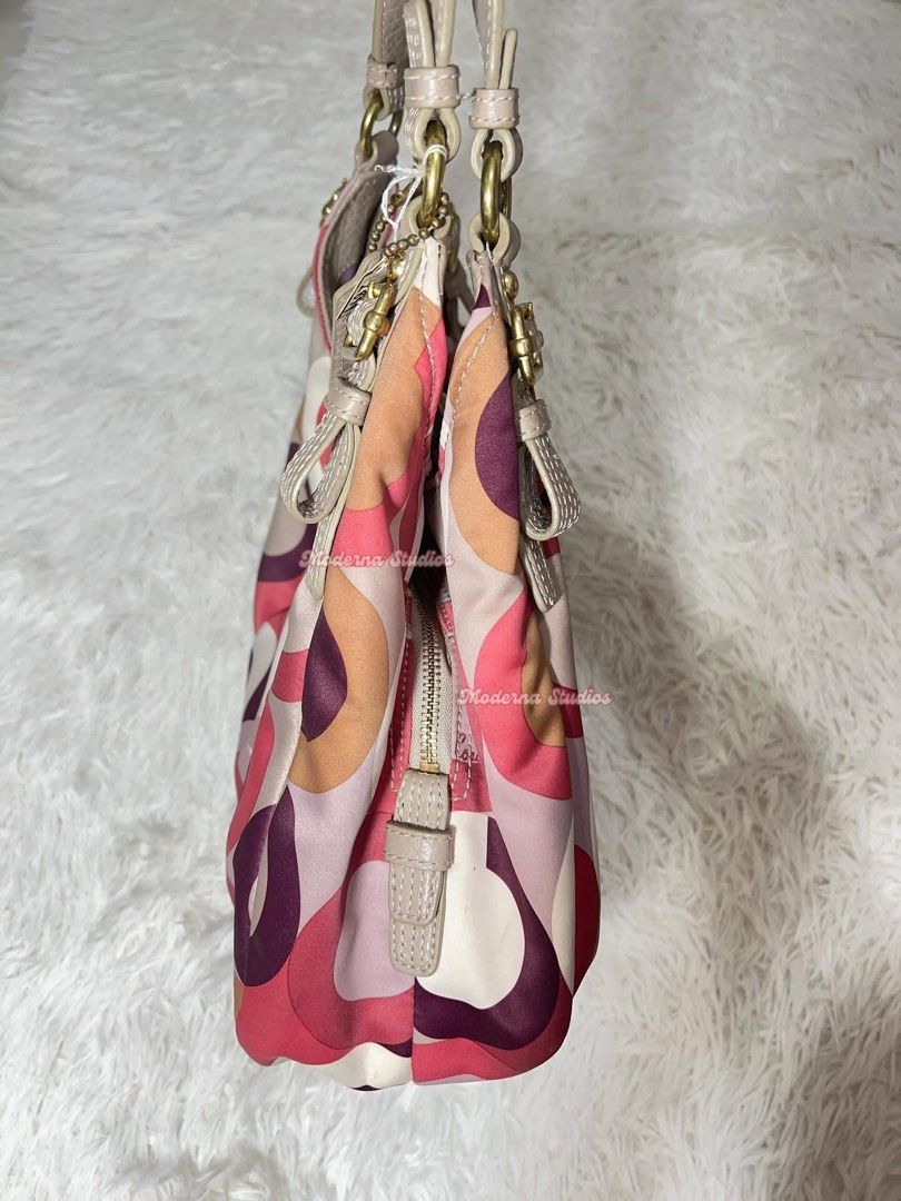 Coach Signature Madison Shoulder Bag (Category: Luxury Bags & Wallets) located in San Fernando. Submitted by curatedfinds_ (Listing ID 1461238194, Image 3). Description: cch madison multi color hobo bag auth vintage, med size condition: 8/10 dimension: approximately 9.5 x 14 inches minimal dirts & minimal signs of use.