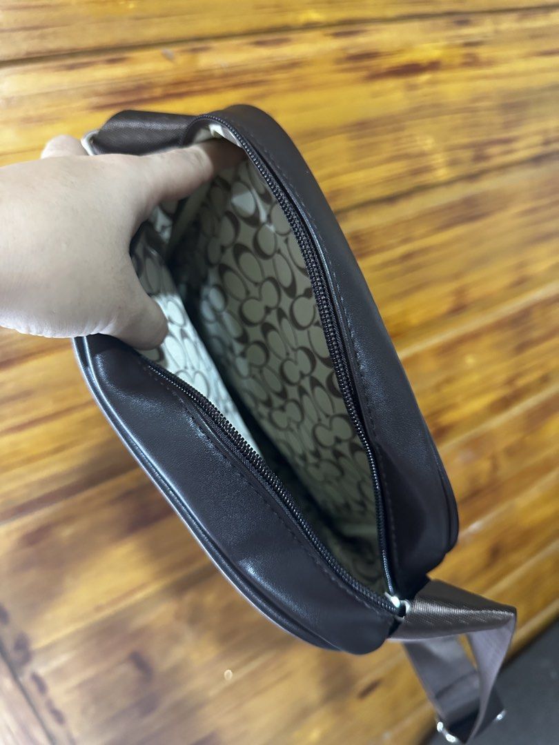 Coach sling (Category: Sling Bags) located in Compostela. Submitted by badathrift (Listing ID 1461200412, Image 3). Description: .