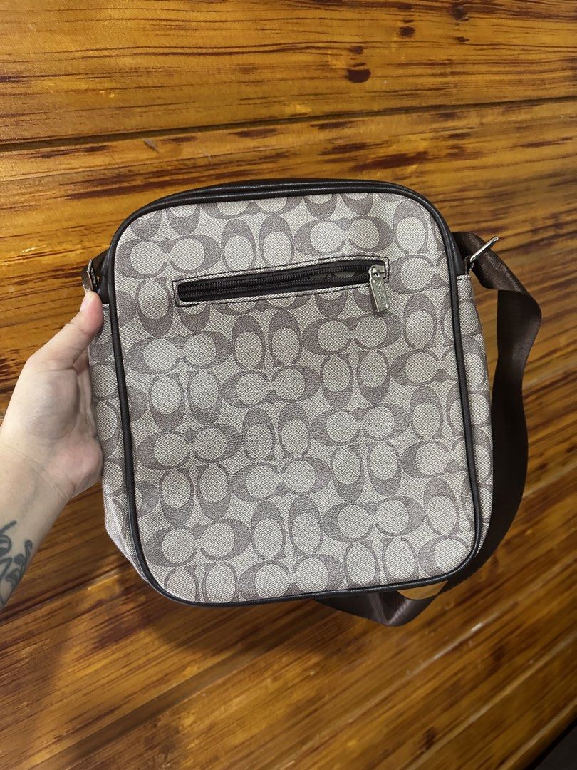 Coach sling (Category: Sling Bags) located in Compostela. Submitted by badathrift (Listing ID 1461200412, Image 2). Description: .