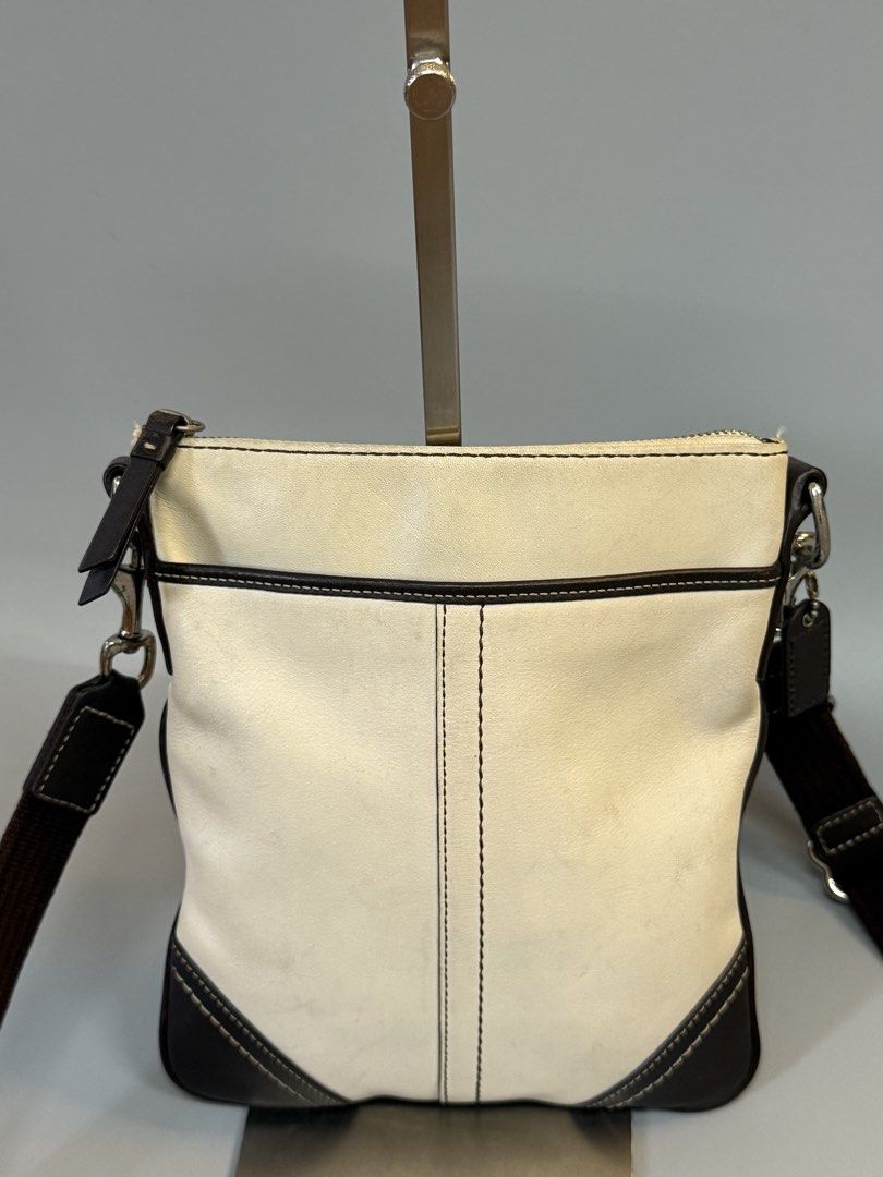 Coach Sling (Category: Cross-body Bags) located in Cebu City. Submitted by ricahsukaybags_2017 (Listing ID 1461246905, Image 2). Description: Coach sling. Can fit promax no major flaw.