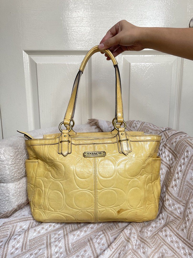 Coach Tote Embossed (Category: Luxury Bags & Wallets) located in Quezon City. Submitted by vintagemuseco.ph (Listing ID 1461138188, Image 1). Description: With stain on the patent Clean inside No hangtag 📍Novaliches, Quezon City.