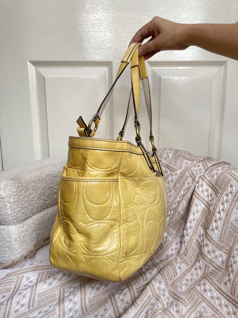 Coach Tote Embossed (Category: Luxury Bags & Wallets) located in Quezon City. Submitted by vintagemuseco.ph (Listing ID 1461138188, Image 2). Description: With stain on the patent Clean inside No hangtag 📍Novaliches, Quezon City.