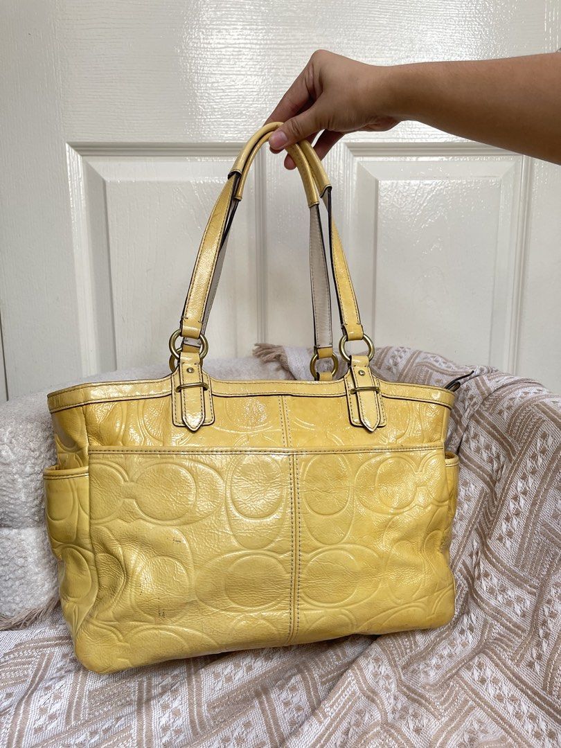 Coach Tote Embossed (Category: Luxury Bags & Wallets) located in Quezon City. Submitted by vintagemuseco.ph (Listing ID 1461138188, Image 3). Description: With stain on the patent Clean inside No hangtag 📍Novaliches, Quezon City.