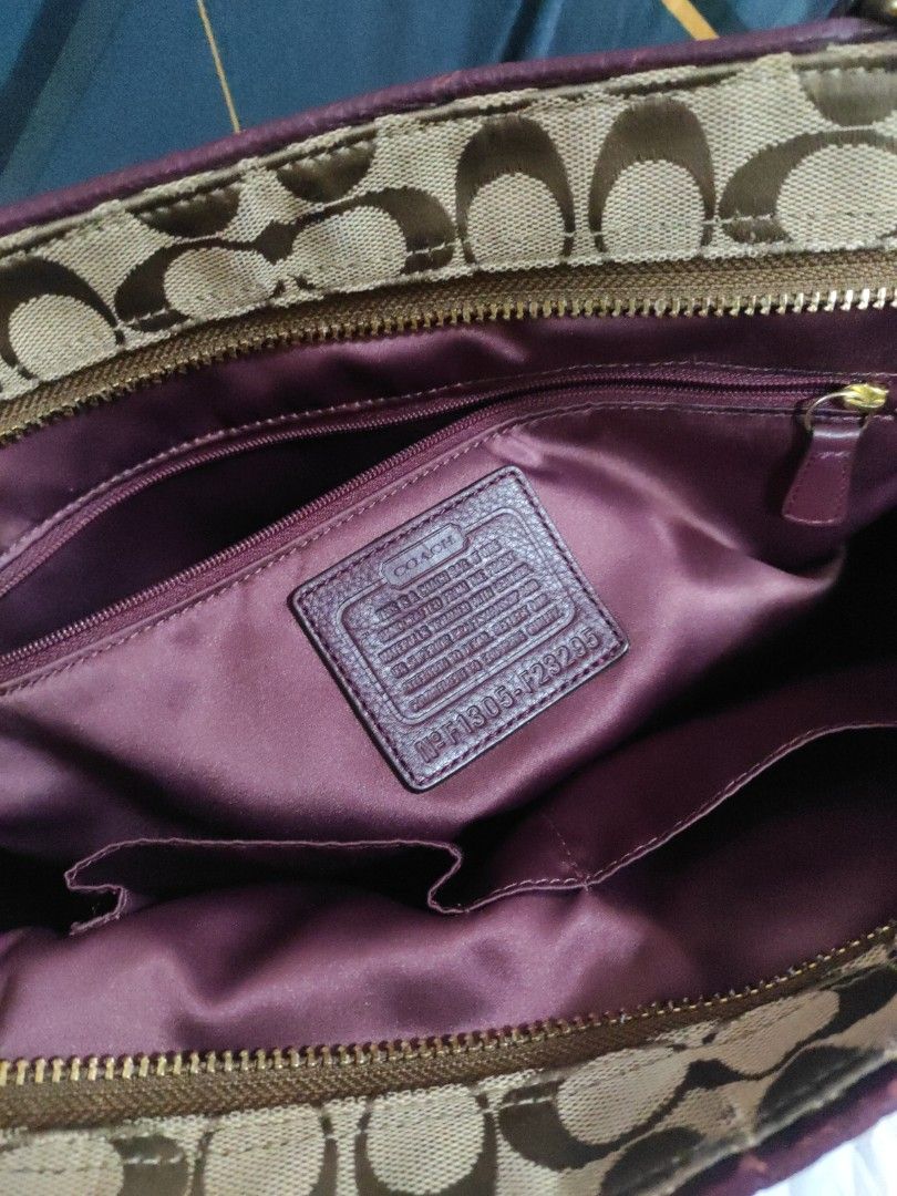 Coach Vintage Large Tote Bag (Category: Tote Bags) located in Agoo. Submitted by korea_bags (Listing ID 1461277171, Image 3). Description: message me for best price dust bag included Free LBC delivery.
