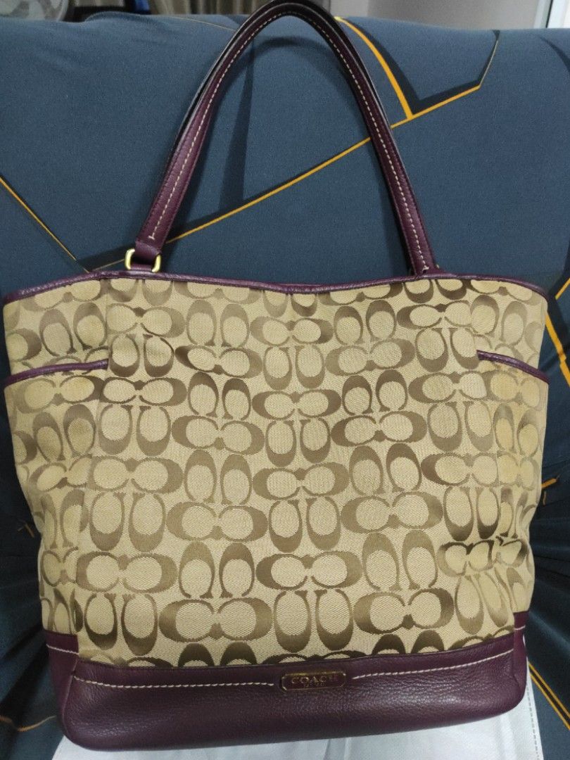 Coach Vintage Large Tote Bag (Category: Tote Bags) located in Agoo. Submitted by korea_bags (Listing ID 1461277171, Image 1). Description: message me for best price dust bag included Free LBC delivery.
