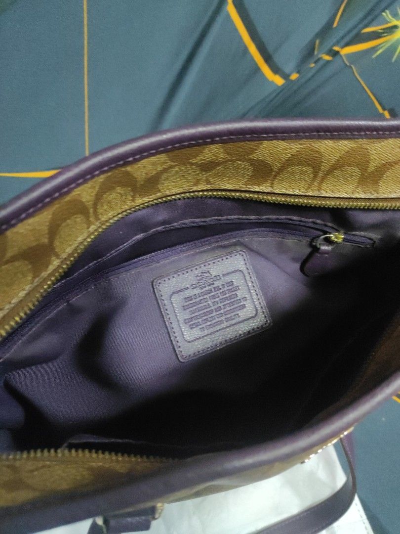Coach Vintage Medium Tote Bag (Category: Tote Bags) located in Agoo. Submitted by korea_bags (Listing ID 1461274912, Image 3). Description: message me for best price Dust bag included Free LBC delivery.