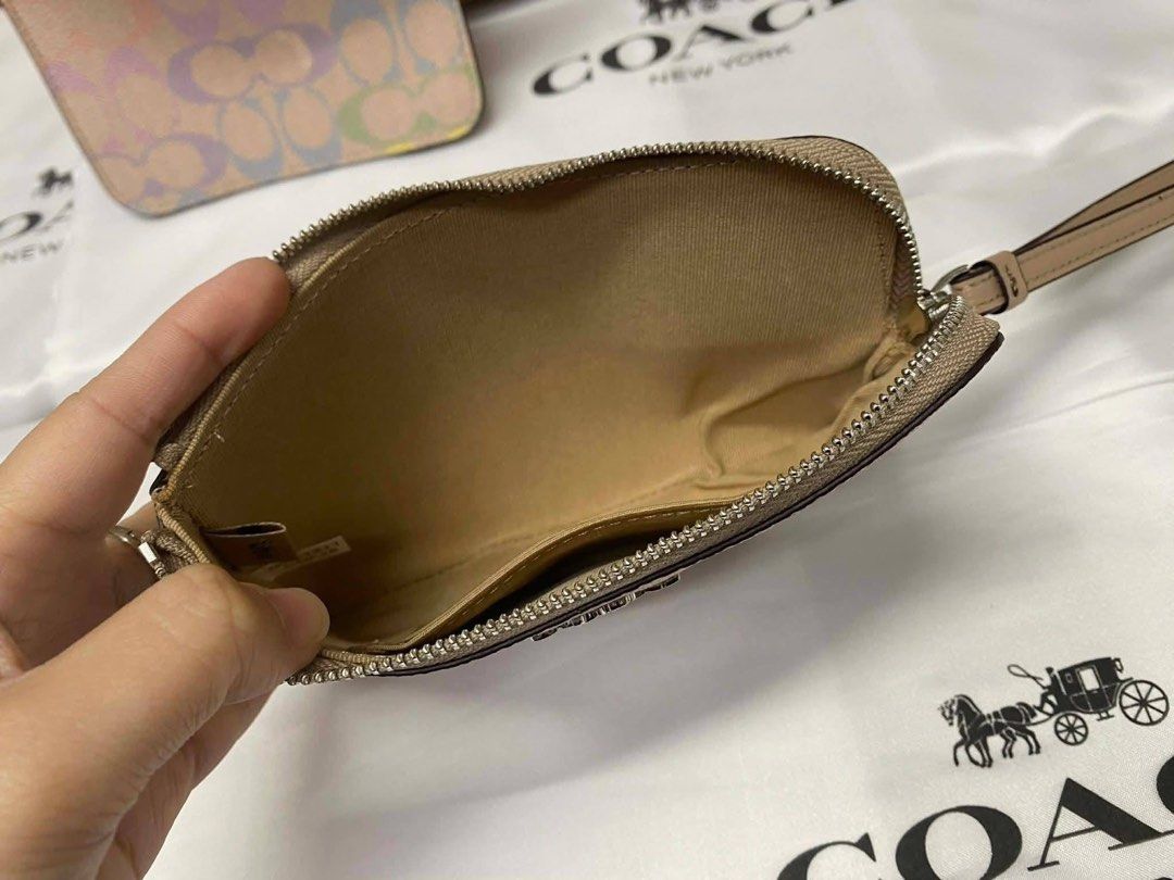 Coach Wrislet (Category: Wallets & Card holders) located in Binan City. Submitted by pinkykeenshop (Listing ID 1461281771, Image 3). Description: .