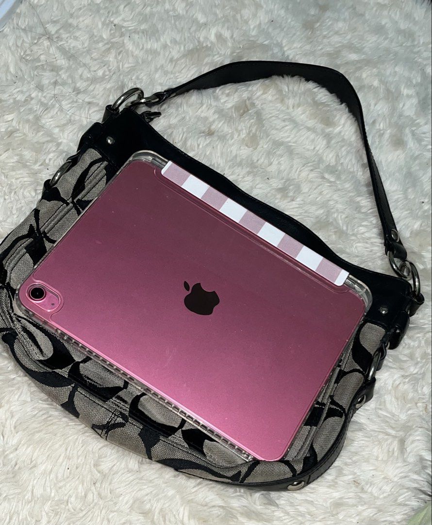 SOLD ❗️Coach Zoe (Category: Luxury Bags & Wallets) located in Vintar. Submitted by layla.ly (Listing ID 1461261547, Image 2). Description: - Can fit 11” ipad - has flaws MOP: GCASH/GOTYME MOD: JNT only Shipping fee will be shouldered by the buyer .
