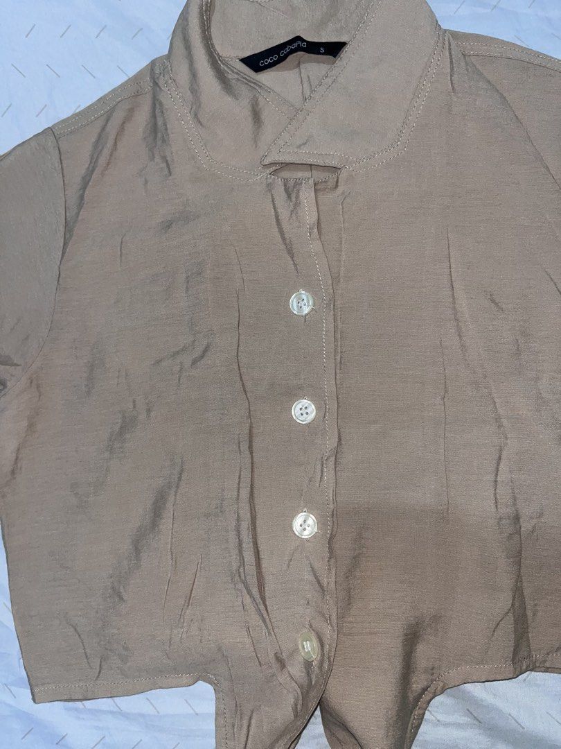 ST22 Coco Cabana Beige Cropped Tie Front Shirt (Category: Shirts) located in Marikina City. Submitted by namicorner (Listing ID 1461267981, Image 3). Description: - Brand: Coco Cabana - Style: Cropped Shirt - Color: Beige - Neckline: Collared - Sleeves: Short sleeves - Closure: Button-down front - Features: Tie detail at the bottom ~~ > RFS - decluttering > Last price posted > NO RETURN/ NO EXCHANGE > Manage expectation as this is a preloved item