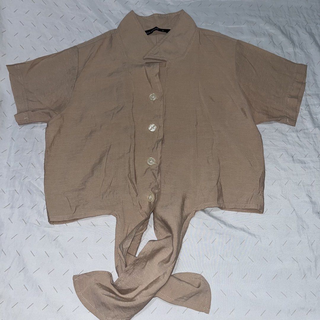 ST22 Coco Cabana Beige Cropped Tie Front Shirt (Category: Shirts) located in Marikina City. Submitted by namicorner (Listing ID 1461267981, Image 1). Description: - Brand: Coco Cabana - Style: Cropped Shirt - Color: Beige - Neckline: Collared - Sleeves: Short sleeves - Closure: Button-down front - Features: Tie detail at the bottom ~~ > RFS - decluttering > Last price posted > NO RETURN/ NO EXCHANGE > Manage expectation as this is a preloved item