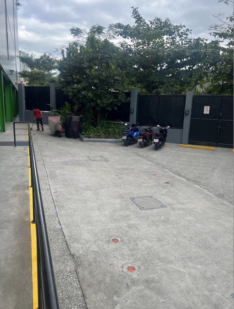 Commercial/ warehouse space in Makati For Lease (Category: Commercial) located in Manila. Submitted by ADB.Realtor (Listing ID 1461182021, Image 1). Description: COMMERCIAL WAREHOUSE / OFFICE SPACE FOR LEASE 📍 JP Rizal, Makati City Near South Luzon Expressway (SLEX) Floor Area: 902 SQM Rental Rate: ₱800/SQM Negotiable upon viewing Secure a spacious and functional ground-floor office/warehouse space strategically located in Makati, with convenien